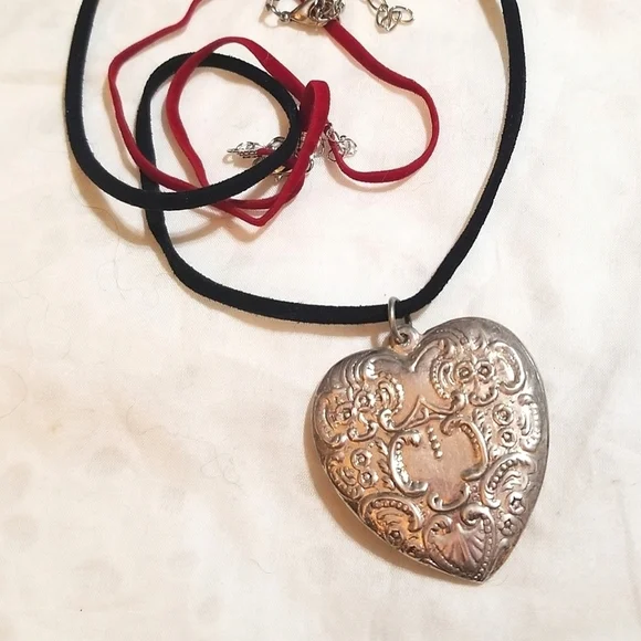 VICTORIAN Era Repousse Sterling Heart Pendant Necklace - Picture 6 of 6